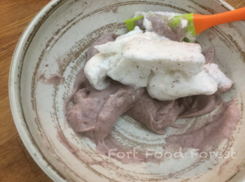 step9: 餘下的玫瑰蛋白分兩次加入攪拌, 攪拌至看不見白色蛋白即止.