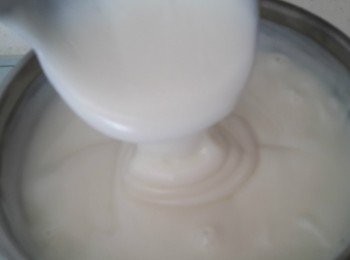 step2: 接著將另外500Cc的鮮奶以及糖放入鍋中以小火煮滾~切記小火喔