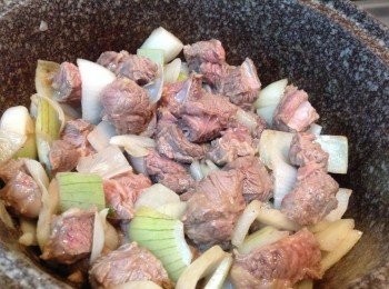 step2: 牛腩先以熱水㓎泡去除血水後 炒熟
