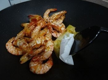 step3: -投入廚紙，用鑊剷幫助將多餘的油索去， 剩下約1湯匙油在鑊中便可 (蝦不用離鑊， 吸油後繼續以下步驟)