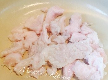 step1: 洗淨乾葱切片備用。五花肉洗淨後將豬皮、肥肉和瘦肉分開。純肥肉先放白鑊內用小火慢慢逼出豬油。