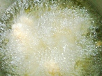 step3: 用180度的油溫炸約2分鐘後一度取出,放置約4分鐘後再度第二次油炸約40秒