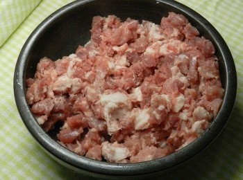 step1: 想要吃起來比較有口感，可以買絞粗一點的肉，不然可以買細的，或是回家在自己剁更細