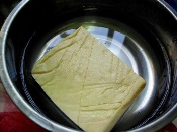 step1: 將板豆腐泡鹽水10分鐘，切適當大小備用。