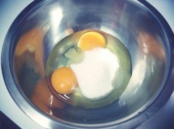 step3: 雞蛋加入糖~~充分的打發泡!!!