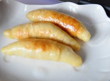 step4: 將麵腸表皮煎至金黃後起鍋，於表皮灑少量鹽巴