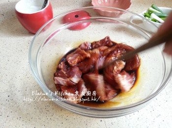 step3: 豬扒加入生抽 , 老抽 , 雞蛋白及糖拌勻醃5分鐘後