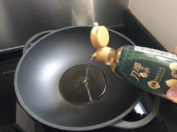 step3: 在油鍋加入約300ml 刀嘜金裝橄欖花生油，預熱約3分鐘至油滾
