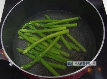 step1: 蘆筍洗淨，把尾段的1/3切去，放入滾水汆燙30秒，撈起隔水備用。