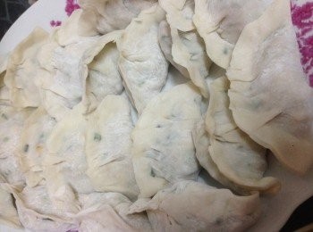 step4: 燒水滾後便可一隻一隻放入鑊中，每放一隻用鑊鏟推一下作用是番每隻餃子不會黏作一團