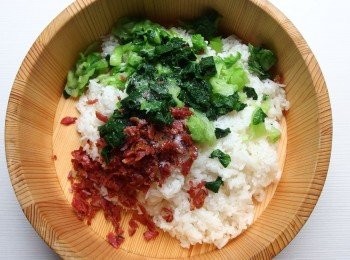 step10: 放入切好的青江菜及培根末和培根油脂,再加入海鹽。