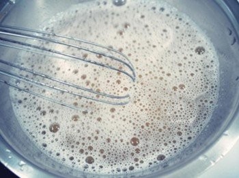 step5: 並且小力的將吉利丁液均勻攪拌!!!