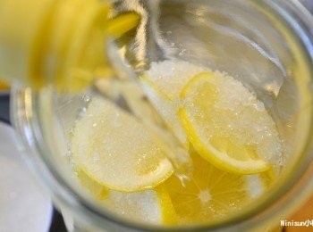 step6: 疊到8分滿最後灑上冰糖後糯米醋倒滿