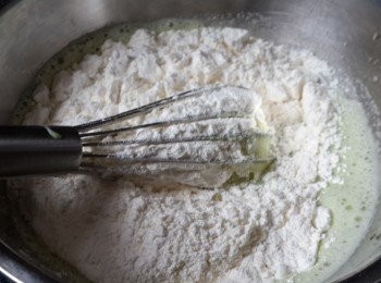 step5: 將斑斕牛奶溶液倒入蛋漿中，混合，再倒入低筋麵粉拌至無粉粒
