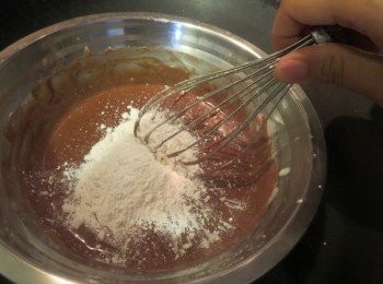 step4: 再加入粉料用手動打蛋器攪拌成細滑無顆粒狀才取出備用。