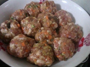 step5: 用手將<span class="group_2">內餡</span>戳成一個個圓形