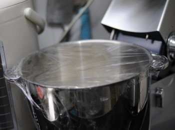 step2: 主麵團：
高筋麵粉 150 g , 糖 40 g , 鹽 10 g , ( 建意用 Isigny Sainte Mere A.O.P 或者 Lurpak ) 無鹽牛油 30 g , 奶粉 10 g , 麥芽精 1 g , 水 125 g