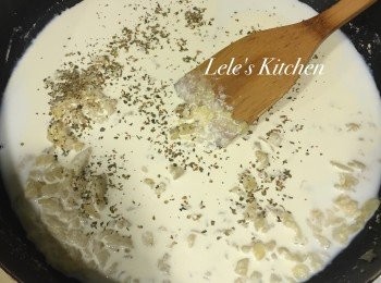 step3: 先關火，把牛奶、鮮奶油、鹽、黑胡椒與義式香料
(我的義式香料是買小磨坊的，全聯或賣場都買得到！
一罐只要40幾塊，不論是撒在義大利麵、燉飯、炒鮮蔬或薯條都很好用~)
加入鍋中攪拌均勻