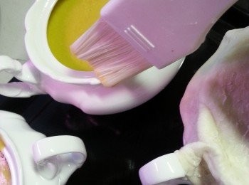 step10: 將湯放入焗碗上,將蛋黃打散,將蛋黃先搽碗邊(作用是痴實酥皮)