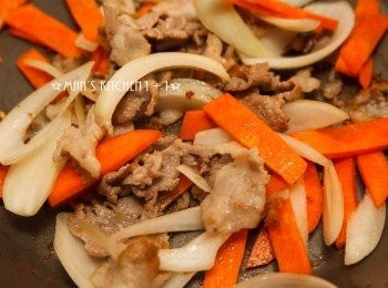 step3: 接著將洋蔥與紅蘿蔔下鍋炒香。(因為要保留洋蔥的口感，所以炒香即可。)