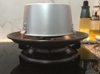 step13: 將烤好的蛋糕從烤箱中取出，先用力摔一下後，馬上倒扣，並放置到完全涼了，便可脫模。