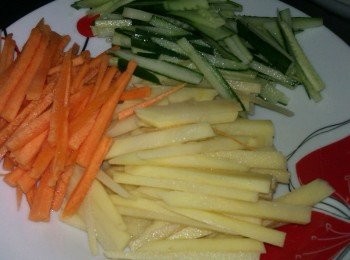step1: 將馬鈴薯、小黃瓜、紅蘿蔔切成細絲狀