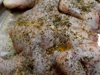 step1: 雞買回來後，將雞放入清洗乾淨，用鹽巴和香料稍為醃製入味，約1～2小時。