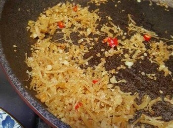 step1: 瑤柱和蝦米用熱水浸至軟身，瑤柱撕成絲，蝦米切碎，備用