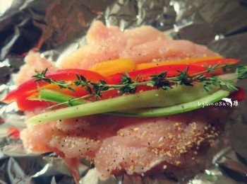 step3: 將蔬菜百里香放上片好的<a href="https://bit.ly/3EZL8dD" target="_blank" data-keyword="雞胸" class="guide-link"><strong>雞胸</strong></a> <span style="display:inline-block;vertical-align:middle;margin-top:-3px;color:initial;border-radius:3px;padding:2px 3px;font-size:12px;line-height:14px;background:#87d300;color:#fff;">即買</span> .撒上蒜粒黑胡椒