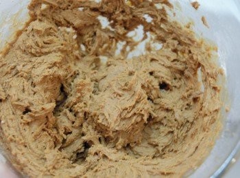 step2: 篩入麵粉、梳打粉、薑粉、肉桂粉、丁香粉和鹽，拌勻成麵糰 。將麵糰分成兩份，分別用保鮮紙包好，放入雪櫃最少一個小時 （麵糰是比較黏的）