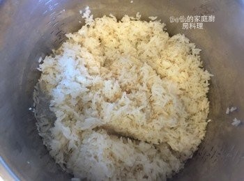 step1: 長糯米洗淨浸泡2小時，瀝乾水分，放入電鍋內鍋，外鍋一米杯水蒸糯米飯，跳起後燜15分鐘