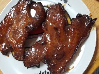 step2: 將焗爐預熱至200度，底盤先用錫紙舖底，再用煮食牛油紙重疊舖在錫紙面(因為烤焗過程中，蜜糖會燒焦，會令焗盤很難清潔，如果焦了，可加入熱水浸後才清洗)