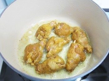 step3: 放入雞腿肉煎至表面呈現金黃色狀態撈起備用。