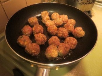 step5: .将一面煎至金黄色滚动翻至另一面,直至两面金黄即可装盘.