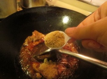 step4: 再加入椰糖/黃糖燜煮幾分鈡至略為收乾汁液便可