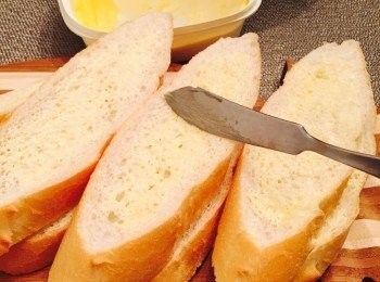 step2: 每片法包均勻抹上牛油，只抹一面就可。