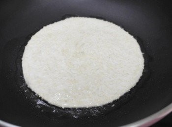 step2: 在平底鍋中倒入些許油~~ 熱油後把抓餅放下去^^