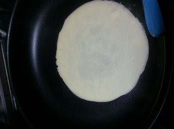 step7: 再用另一個較大煎鑊用細火燒熱,將皮反轉放入較大平底鑊中略為煎一煎底部至熟(用較大的鑊作用是容易灘開)