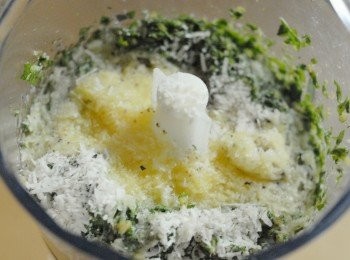 step4: 然後下羅勒葉及芝士碎，打發均勻即可。如想青醬幼滑一點，就打發多幾下。再下鹽及黑胡椒粉調味即成