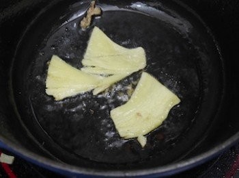 step6: 燒熱鍋，下一點油，再下薑片爆香