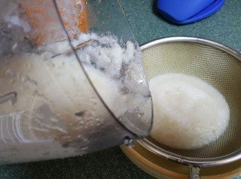step1: 鴨梨去芯切塊，放入攪拌機打碎隔去梨肉備用