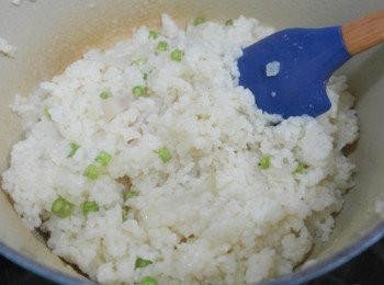 step7: 飯熟了後加入蘆筍塊和干貝碎塊~~煮到熟!! 以黑胡椒和鹽調味!!!