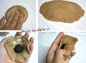 step6: 取一份小麵糰按壓成內厚外薄的圓餅
放兩顆《苦甜鈕釦巧克力》在麵糰中間
將邊緣向中心捏合滾圓即可