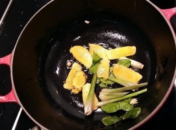 step3: 熱油鍋,放入薑黃片及香茅,檸檬葉炒出香氣。