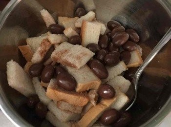 step1: 先把方包切粒，把椰絲，糖，玉桂粉，和朱古力粒一起撈匀