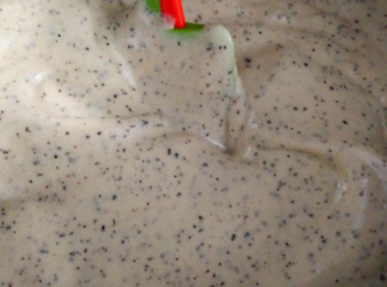 step7: 將混合好的麵糊倒入剩餘的蛋白霜中，用翻拌的手法攪拌均勻。