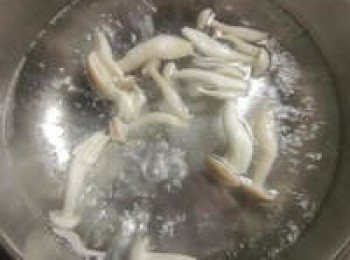 step1: 將菇類燙熟