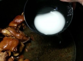 step10: 取出元蹄上碟,用1茶匙生粉將汁埋芡