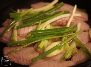 step1: <a href="https://bit.ly/3zHU5V3" target="_blank" data-keyword="雞翼" class="guide-link"><strong>雞翼</strong></a> <span style="display:inline-block;vertical-align:middle;margin-top:-3px;color:initial;border-radius:3px;padding:2px 3px;font-size:12px;line-height:14px;background:#87d300;color:#fff;">即買</span> 解凍之後沖洗乾淨, 放入薑蔥加水蓋過<a href="https://bit.ly/3zHU5V3" target="_blank" data-keyword="雞翼" class="guide-link"><strong>雞翼</strong></a> <span style="display:inline-block;vertical-align:middle;margin-top:-3px;color:initial;border-radius:3px;padding:2px 3px;font-size:12px;line-height:14px;background:#87d300;color:#fff;">即買</span> 面煮至熟透