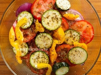 step2: 將蔬菜與橄欖油、義式香料與海鹽均勻混合。